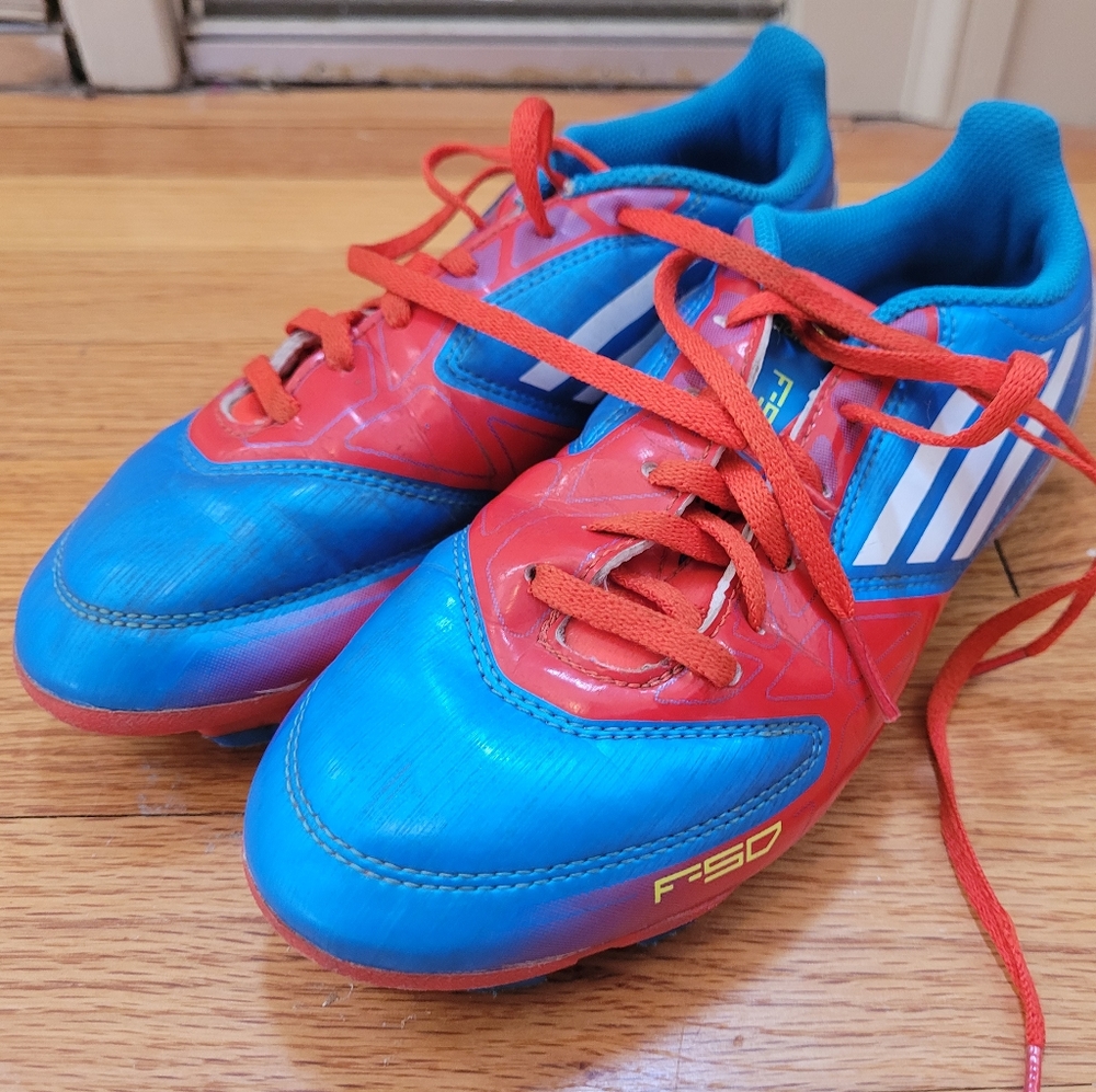 EUC Adidas Cleats size 3.5 us